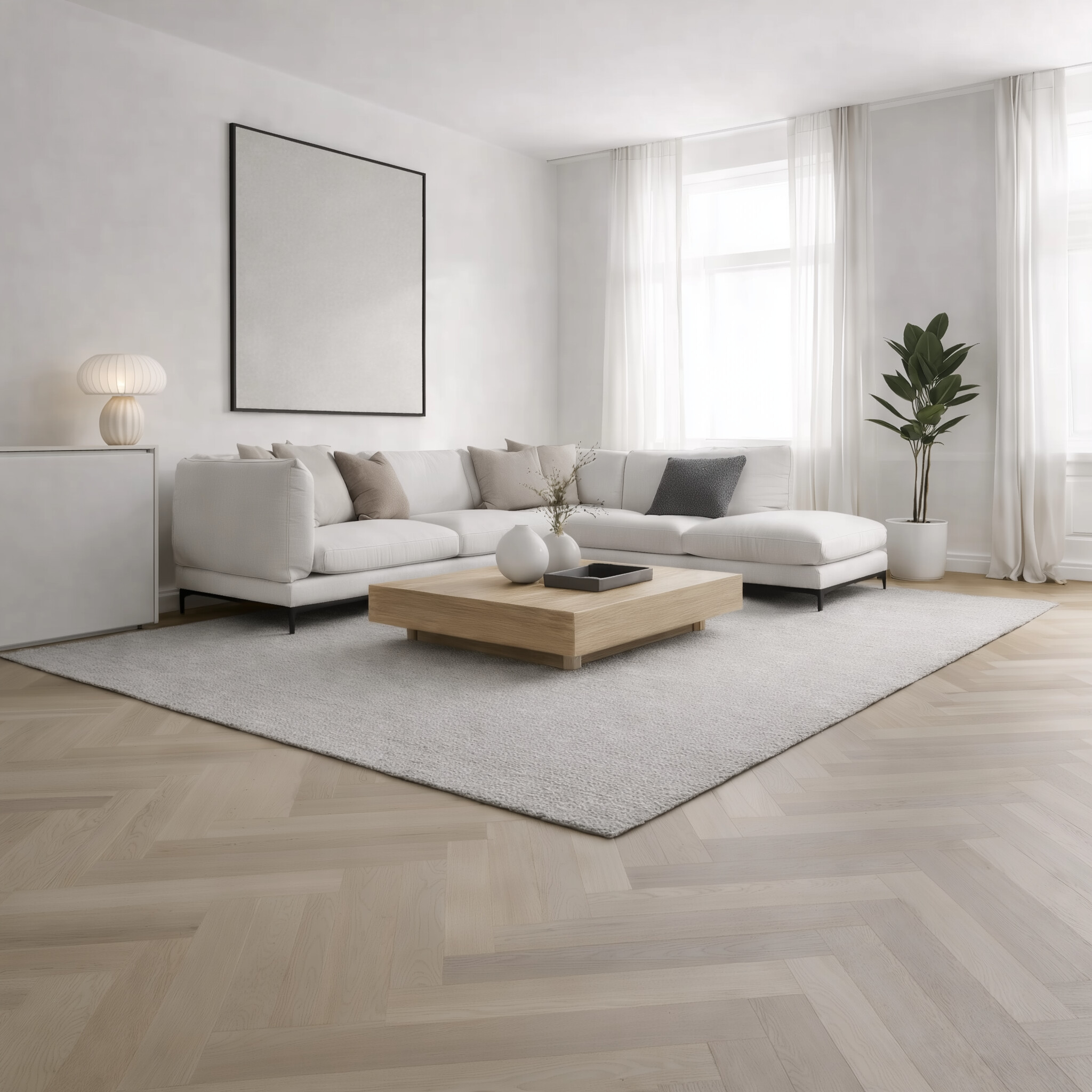 Salon Nordic lumineux avec canapé écru, tapis gris clair et table basse en bois clair, lumière filtrée par des voilages.