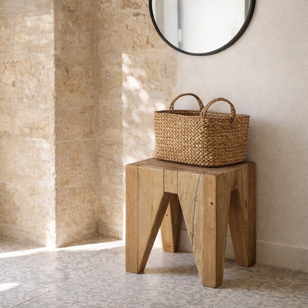 Tabouret bas Surat en pin recyclé naturel dans une entrée méditerranéenne avec mur en pierre