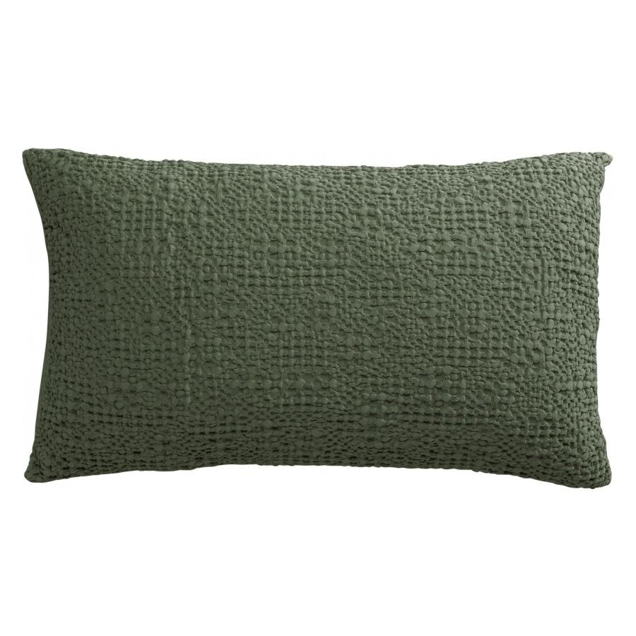 Coussin rectangulaire en coton stonewashed vert olive, relief nid d'abeille, vue de face sur fond blanc, format 40 × 65 cm