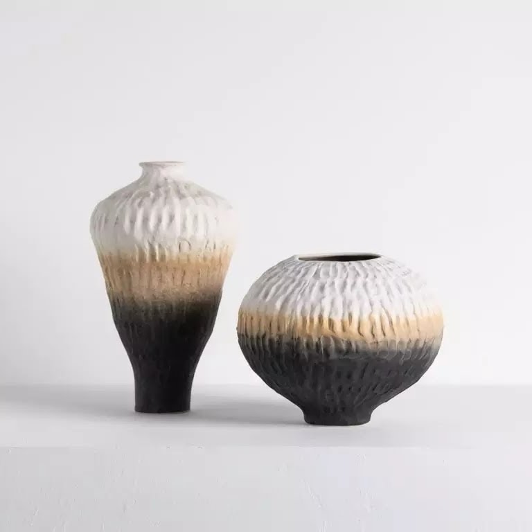 Duo de vases céramique dégradé ivoire-beige-anthracite, vase amphore et globulaire, facettes taillées, fond neutre clair