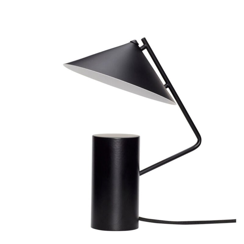 Lampe Sen en fer laqué noir mat vue de face, base cylindrique et bras coudé en V, abat-jour conique incliné, fond blanc