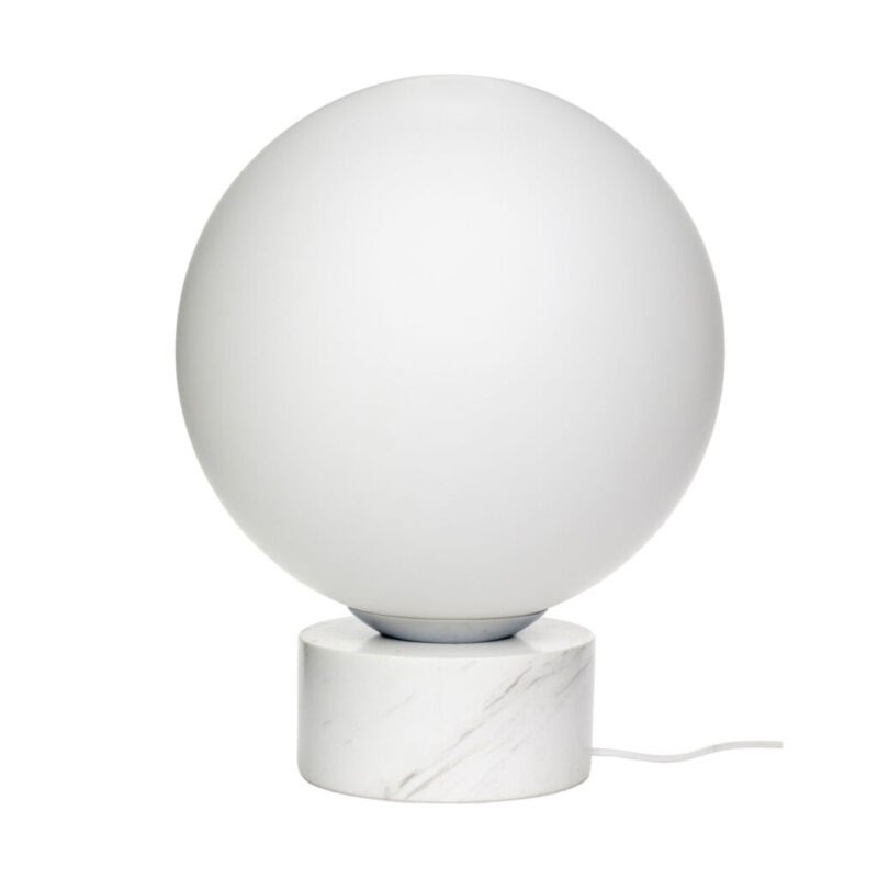 Lampe à poser globe en verre soufflé opalin blanc sur socle cylindrique en marbre blanc veiné gris, vue de face fond neutre