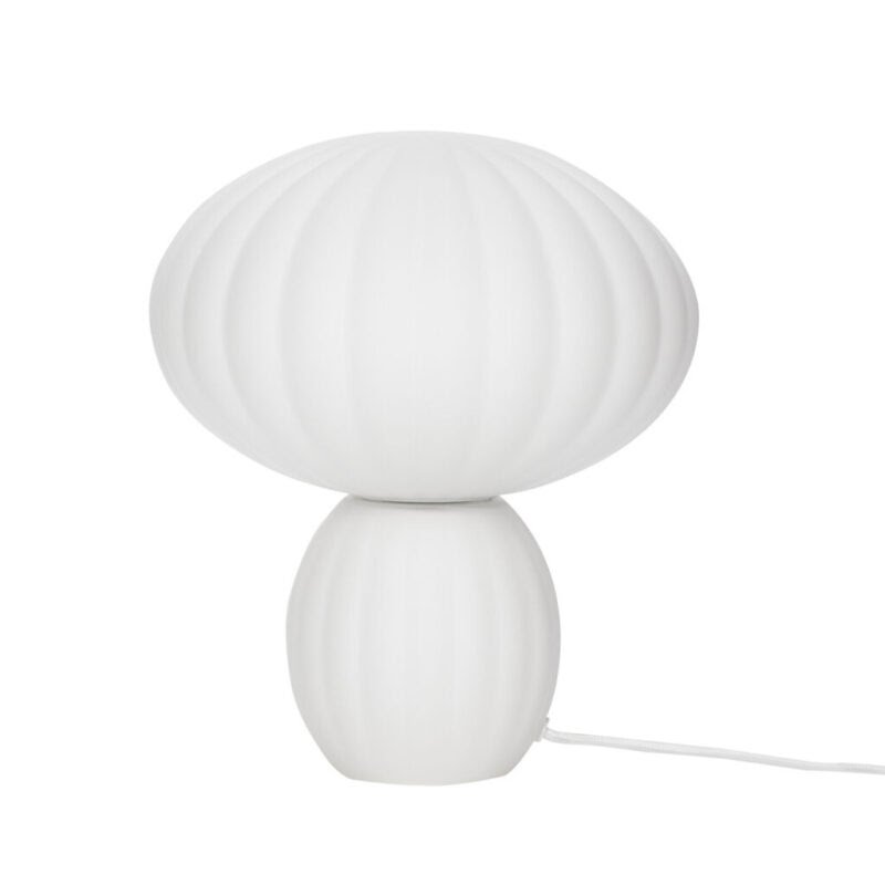 Lampe champignon Kumu verre opalin blanc, base sphérique lisse et dôme cannelé, fond blanc