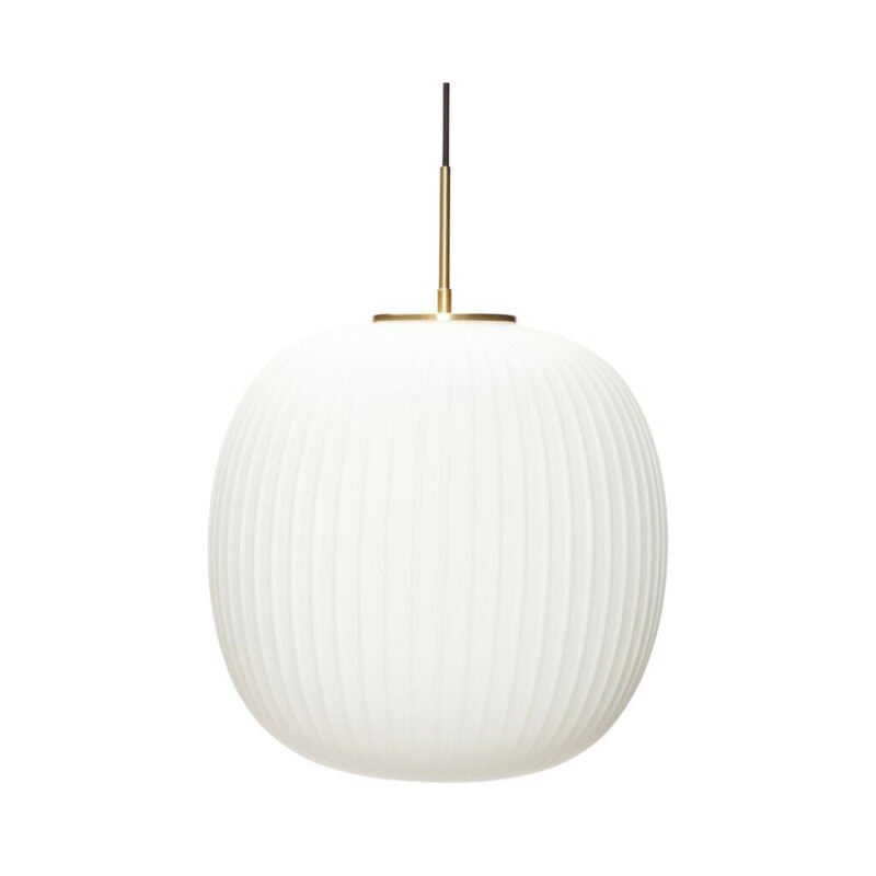 Suspension globe en verre opalin nervuré, vue de face, anneau et tige laiton brossé doré, câble noir tressé, fond blanc