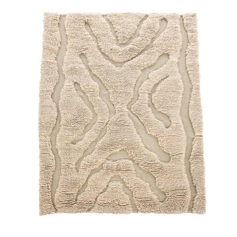 Tapis laine beige à motifs sculptés en relief, vue de face sur fond neutre, motifs organiques ton sur ton, bords droits
