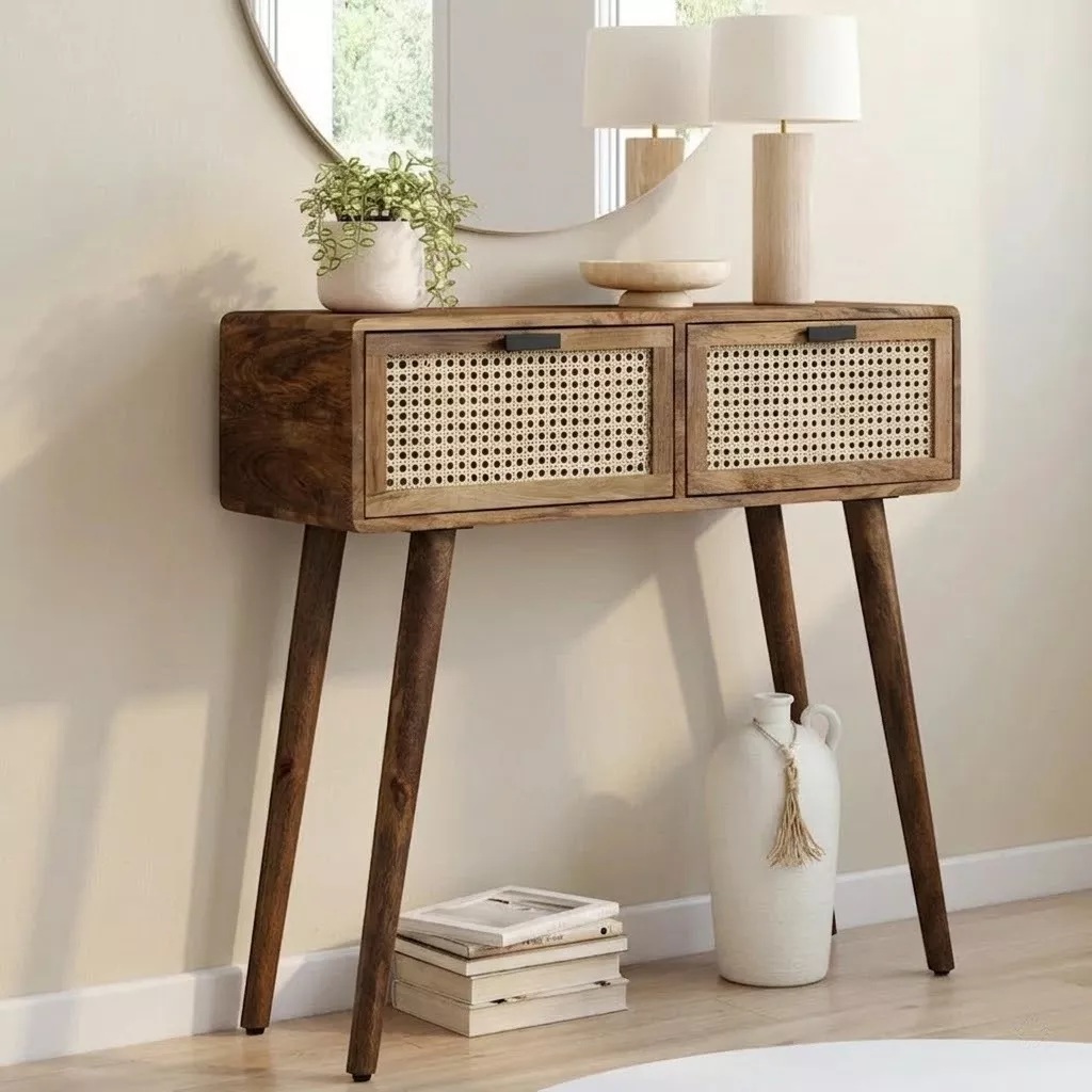 Console en manguier massif et rotin naturel avec cannage viennois, lampe et plante verte sur le plateau