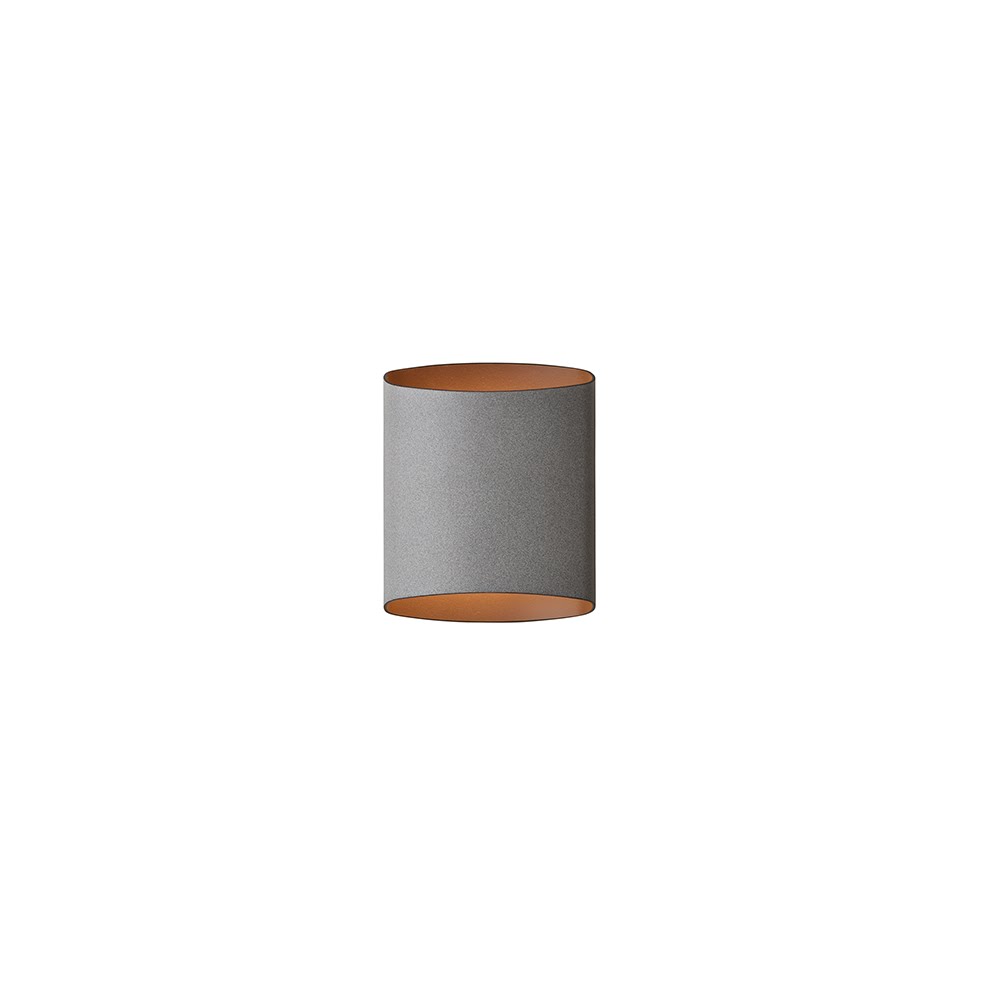 Applique murale cylindrique en métal gris granuleux effet béton, intérieur or-cuivré, sur fond clair neutre
