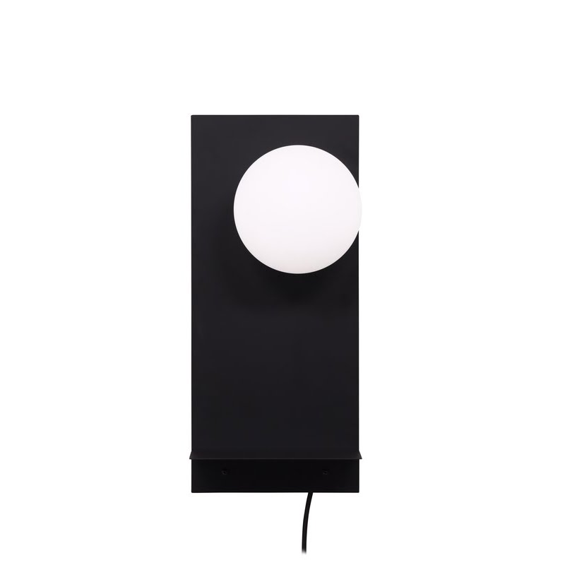 Applique murale globe opalin noir Zao packshot fond blanc face, plaque rectangulaire noire mat, globe sphérique opalin blanc, tablette intégrée fer noir