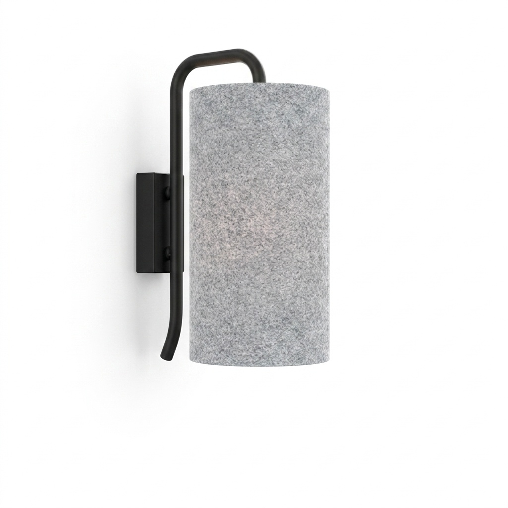 Applique acier laqué noir mat à arc tubulaire et platine murale, abat-jour cylindrique feutre laine grise, fond neutre