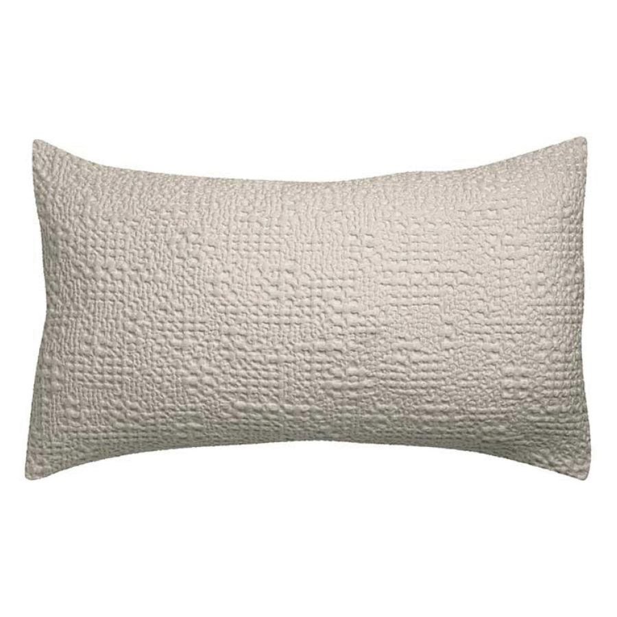 Coussin coton nid d'abeille écru vu de face, format rectangulaire 65 × 40 cm, surface alvéolée sur fond neutre clair.