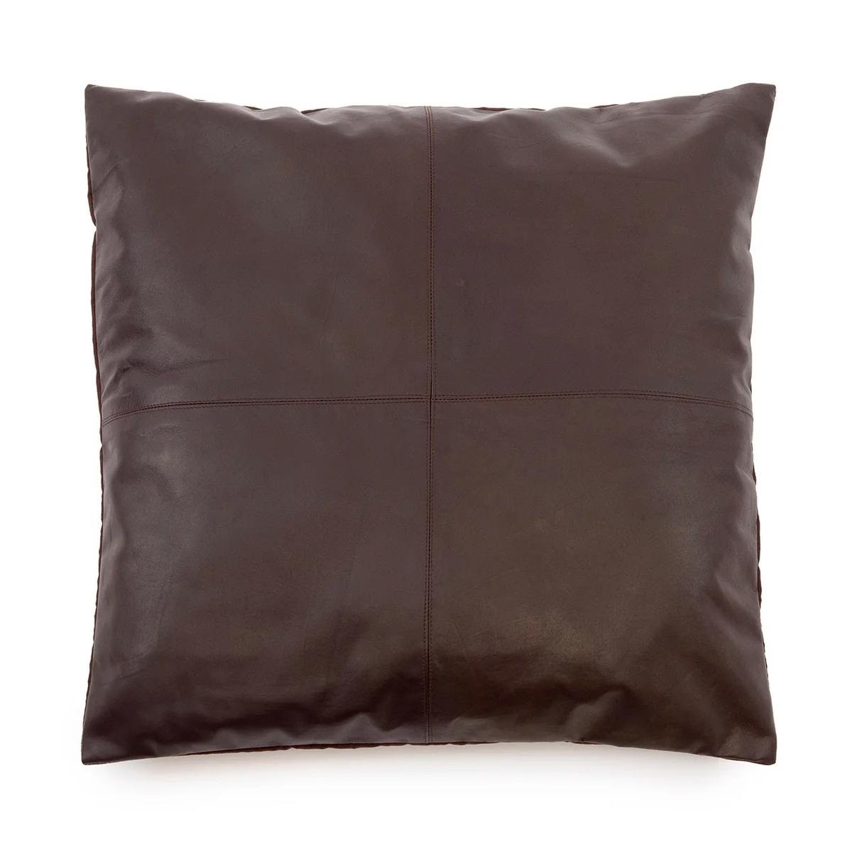 Coussin carré en cuir de veau chocolat profond, quatre panneaux assemblés par une croix de coutures, vue de face fond neutre
