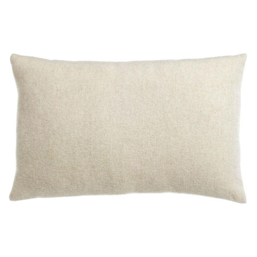 Coussin rectangulaire en laine mérinos et cachemire, tissage chevron crème chiné mat, vue de face sur fond neutre clair
