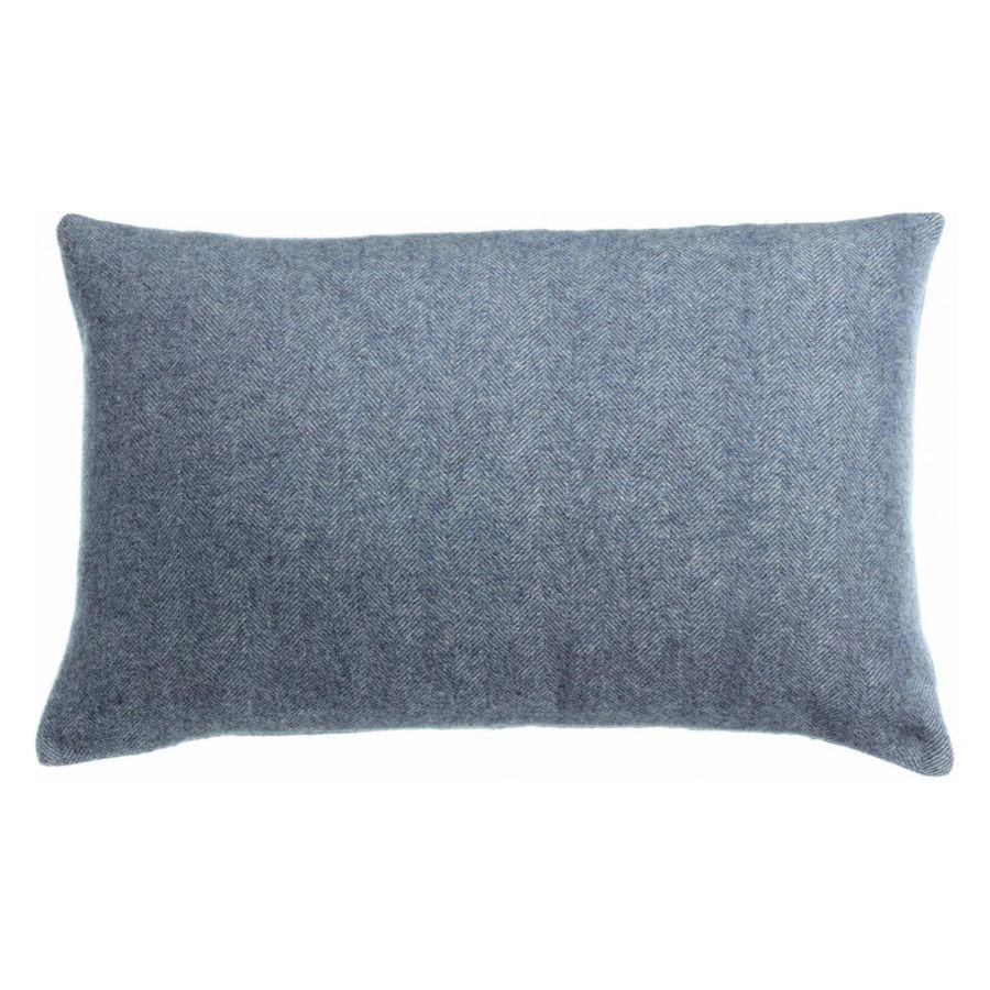 Coussin en laine mérinos et cachemire chevron, teinte bleu ardoise chinée d'anthracite, coins arrondis sur fond neutre