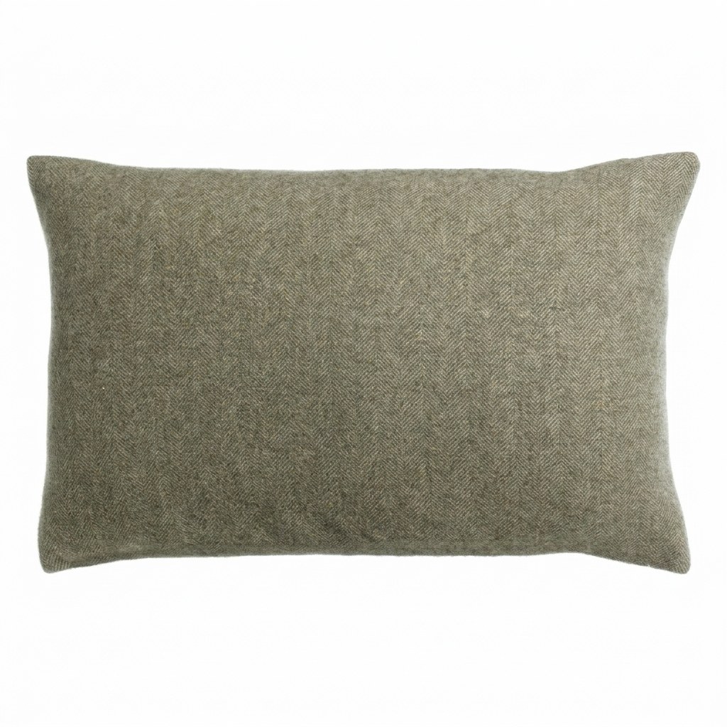 Coussin rectangulaire en laine mérinos et cachemire, tissage chevron vert olive chiné mat, vue de face sur fond neutre