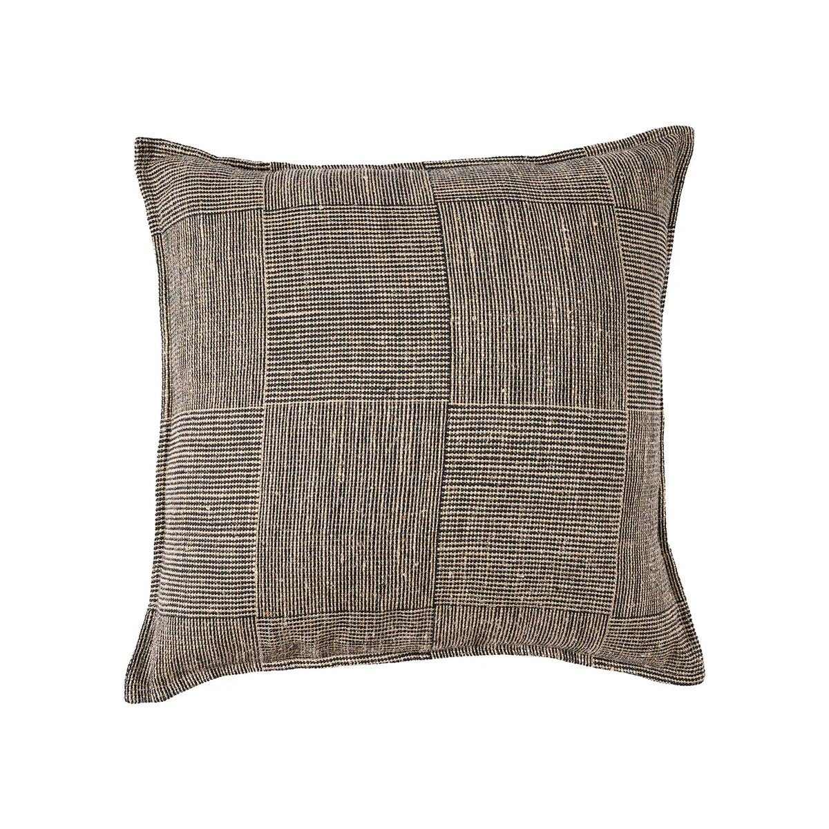 Coussin carré en lin damier noir et écru, carrés alternant rayures verticales et horizontales, vue de face fond neutre