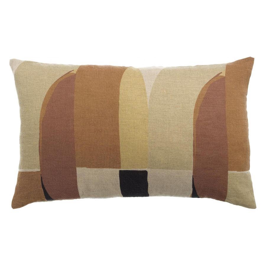 Coussin rectangulaire en lin imprimé d'arches pleines en tons terre, ocre et rouille avec accent noir mat, fond clair, vue de face