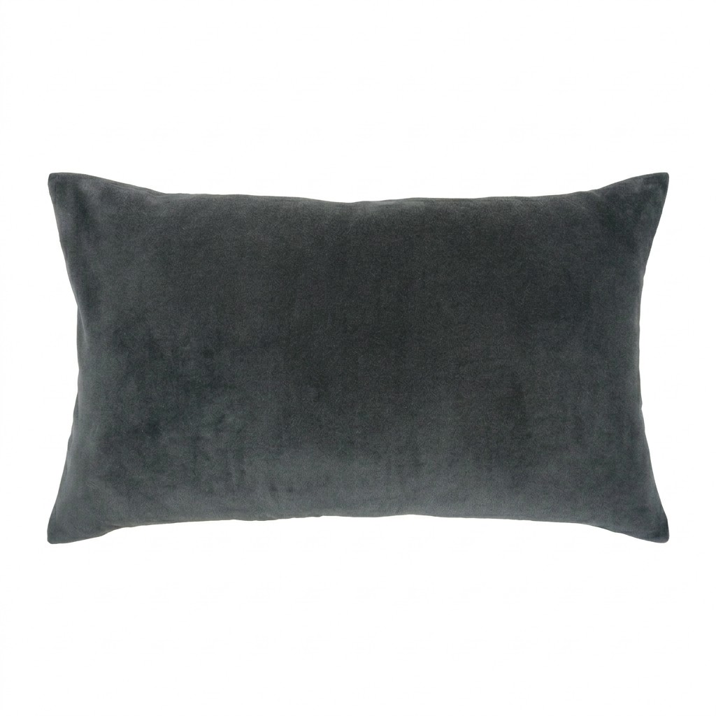 Coussin velours gris orage vu de face, format lombaire 30 × 50 cm, velours de coton dense sur fond neutre clair.