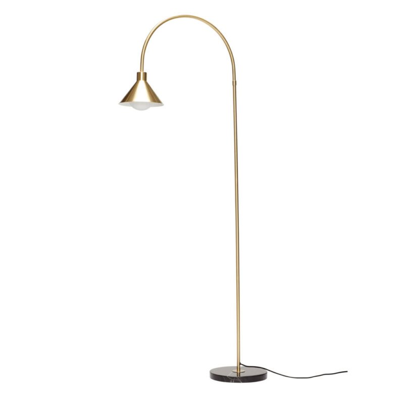Lampadaire arc en laiton satiné, cône abat-jour et base ronde en marbre noir veiné, sur fond clair neutre