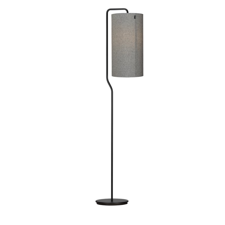 Lampadaire métal noir à fût asymétrique et abat-jour cylindrique en feutre laine grise, vue de face, fond clair