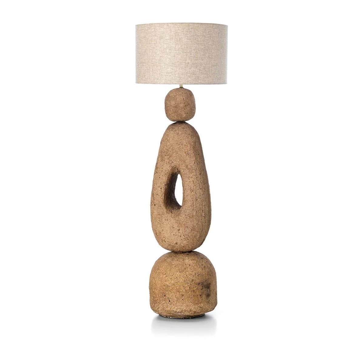 Lampadaire papier mâché terre cuite à silhouette totem sous un abat-jour cylindrique en lin écru, vue packshot.