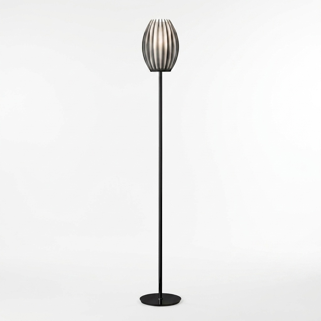 Lampadaire en verre fumé cognac et métal noir mat, vue de face, abat-jour cocon à douze lamelles, fond neutre clair.