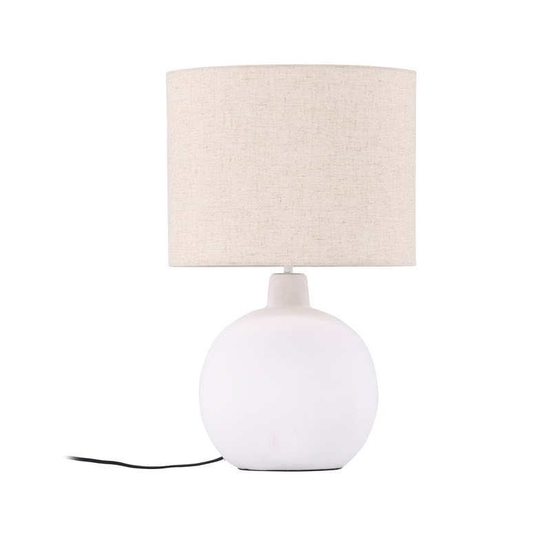 Lampe à poser base sphérique en béton blanc, abat-jour cylindrique en lin beige, vue de face sur fond neutre