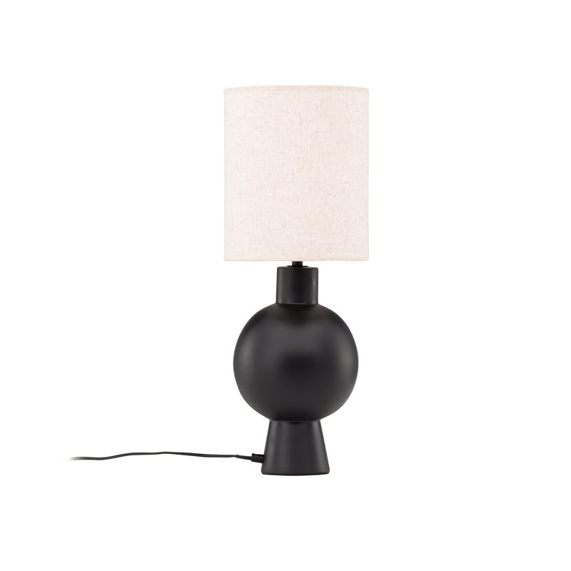 Lampe à poser en béton noir, pied sculptural à trois volumes et abat-jour cylindrique en lin écru, fond blanc neutre