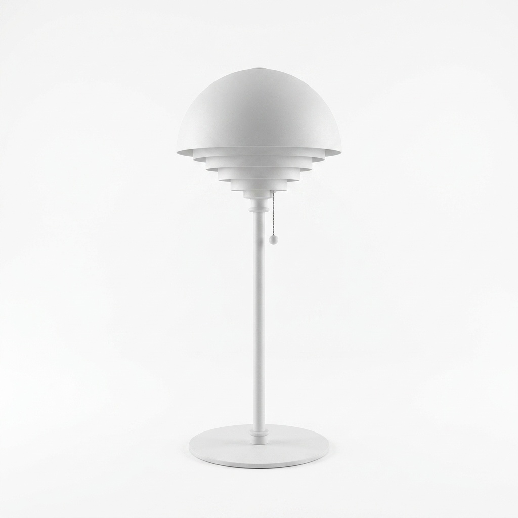Lampe à poser blanche en métal laqué mat, abat-jour étagé à lamelles annulaires sous dôme bombé, sur fond blanc neutre.