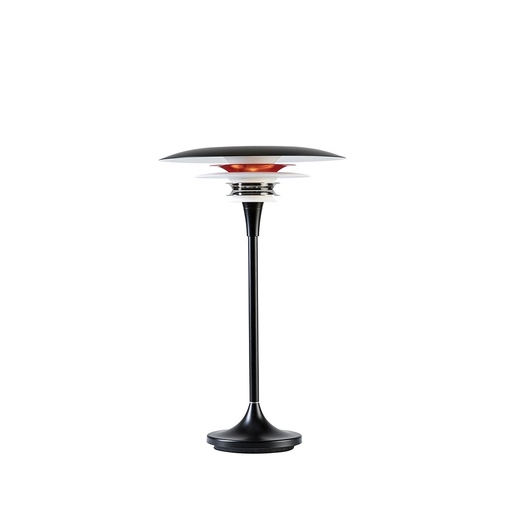 Lampe à poser à disques étagés noir mat, blanc et rouge brillant, anneau chrome cannelé, sur fond clair neutre