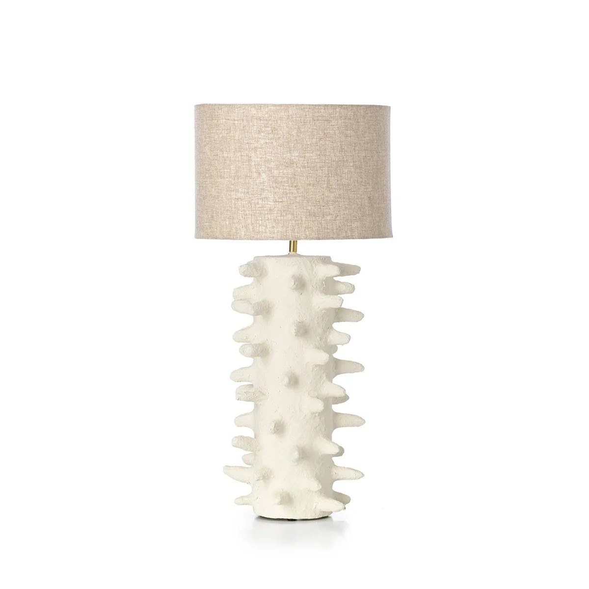Lampe à poser papier mâché blanc ivoire au pied hérissé de pointes coniques, abat-jour cylindre tambour en lin écru naturel.
