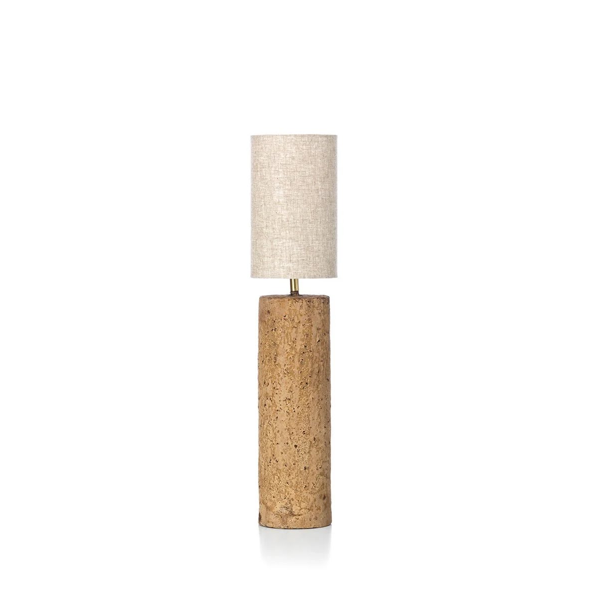 Lampe à poser totem en papier mâché sable et abat-jour cylindre en lin écru, vue d'ensemble sur fond blanc.