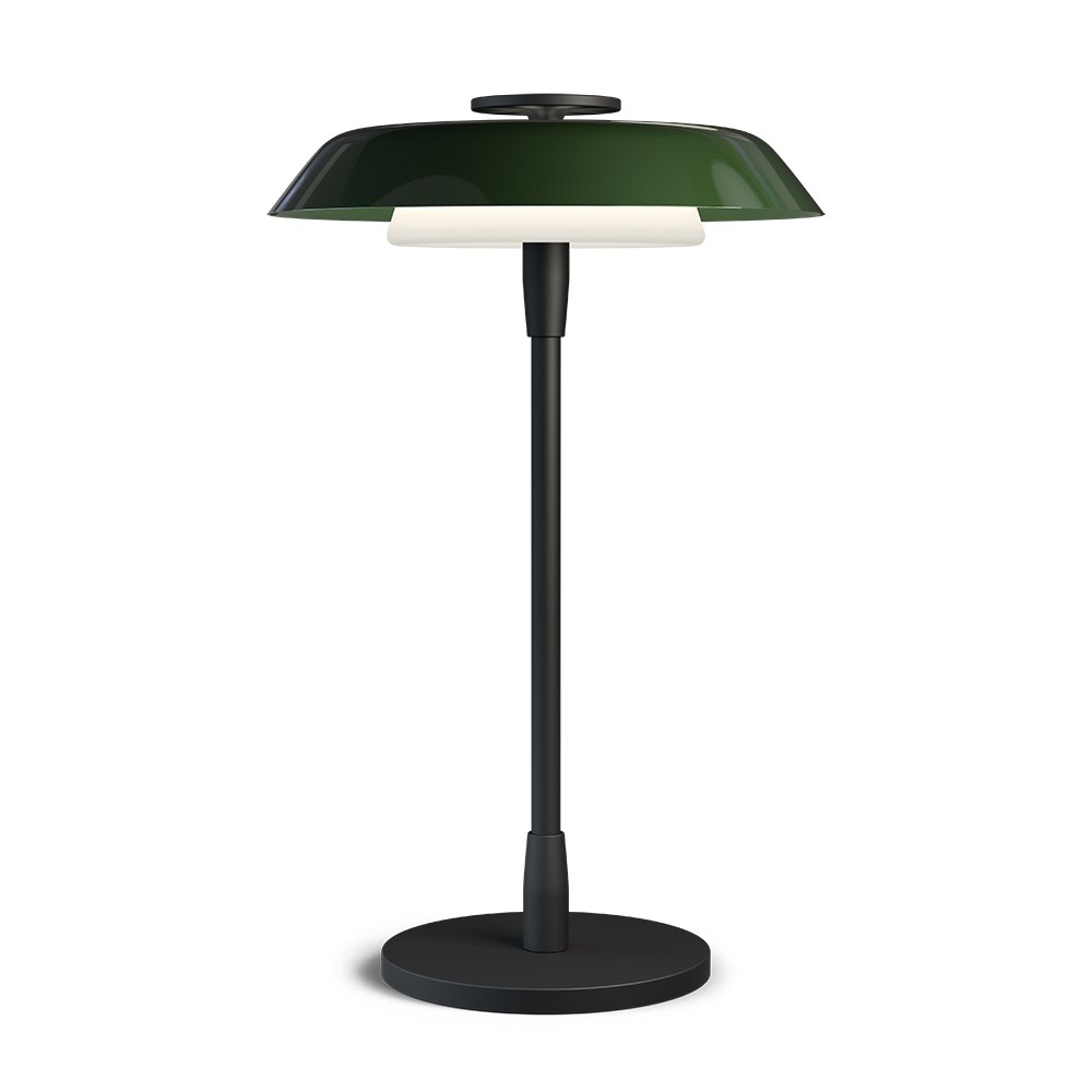 Lampe à poser, disque vert forêt brillant et anneau opalin blanc sur structure noir mat, fond neutre