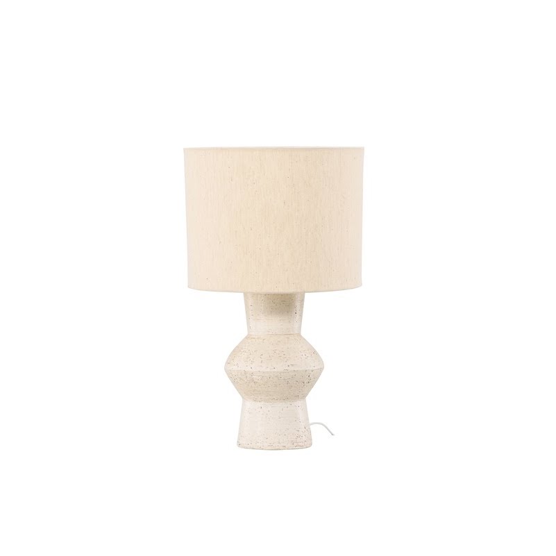 Lampe en terre cuite ivoire avec abat-jour cylindrique en jute, pied sculptural à volumes empilés, fond blanc neutre