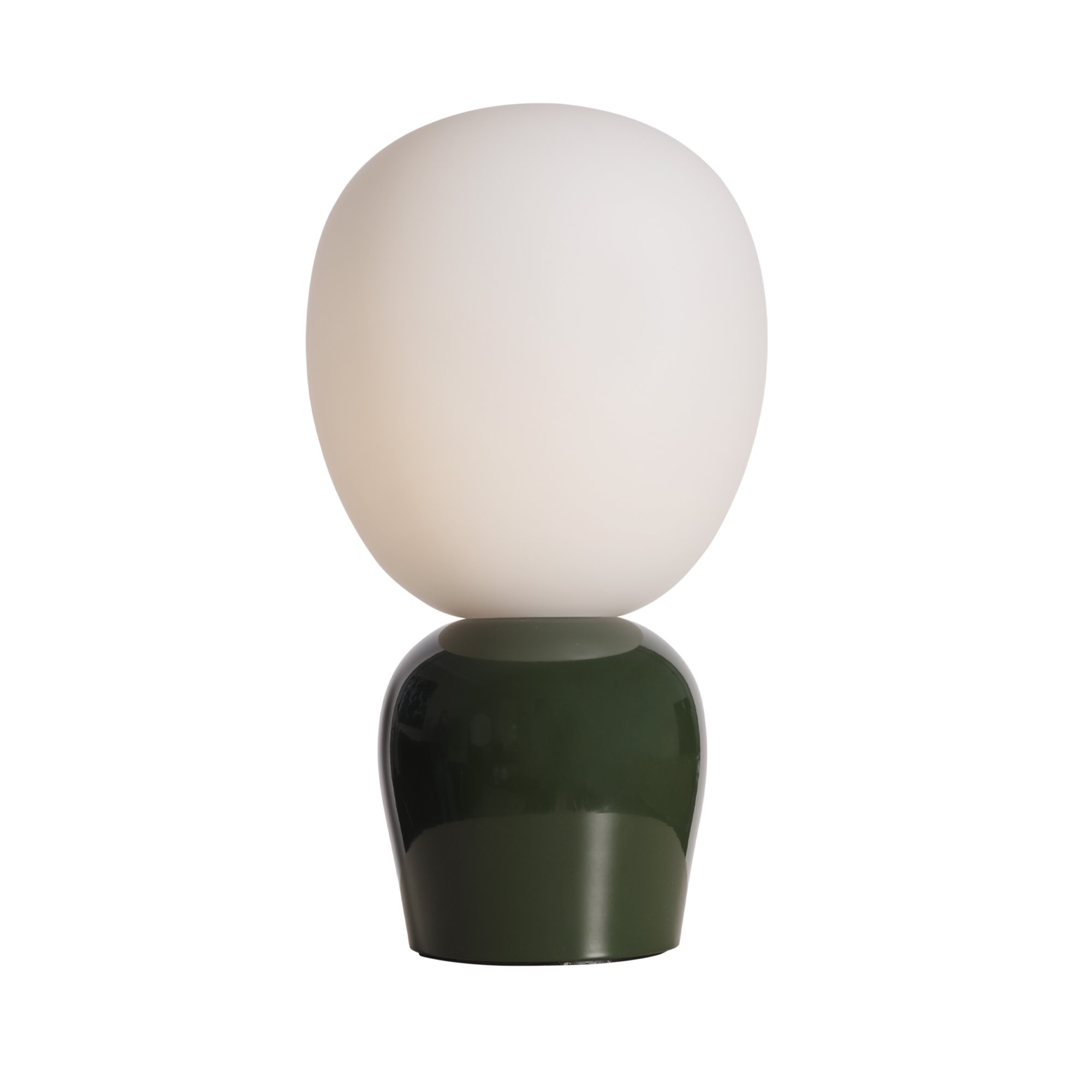 Lampe à poser en verre soufflé, base vert forêt brillant et diffuseur opalin blanc empilés, fond neutre