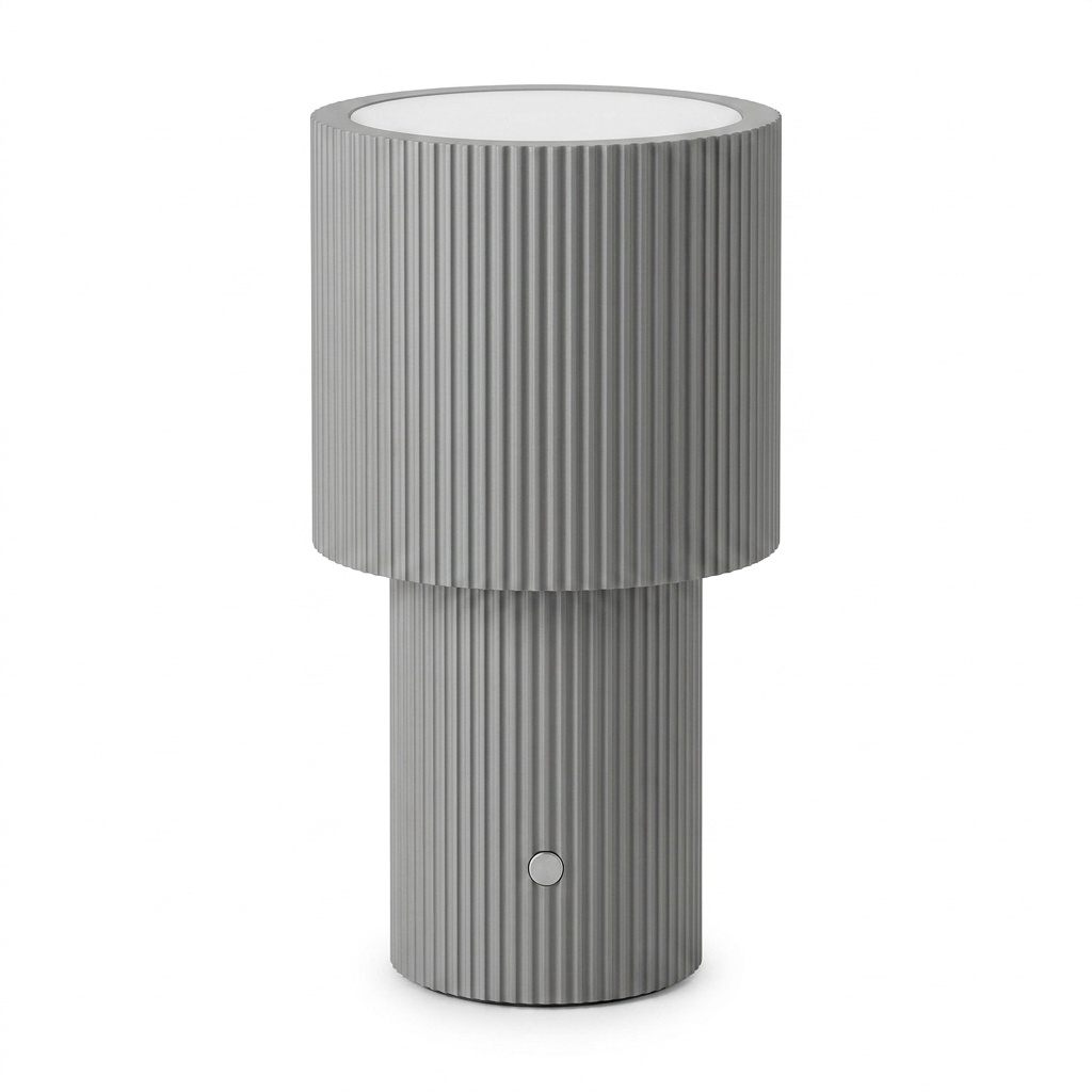 Lampe à poser portable en aluminium anodisé argent, silhouette à deux cylindres cannelés, fond neutre clair.