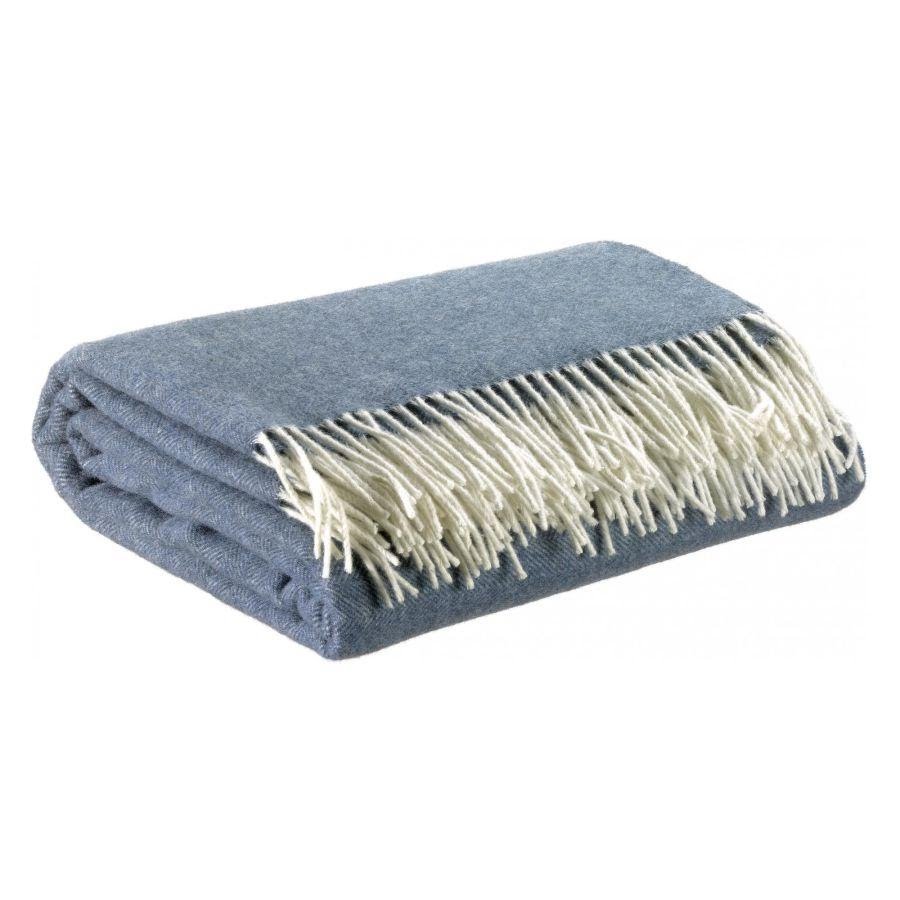 Plaid en laine mérinos et cachemire, teinte ardoise tissée en chevrons à franges torsadées blanc cassé, fond neutre