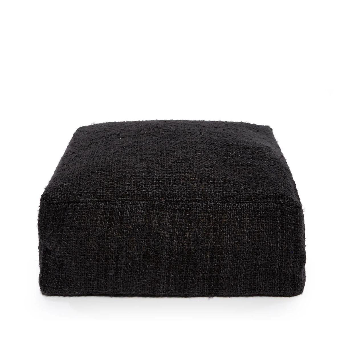 Pouf cube en coton tissé main noir profond aux reflets bleu marine, vue trois-quarts face sur fond neutre clair