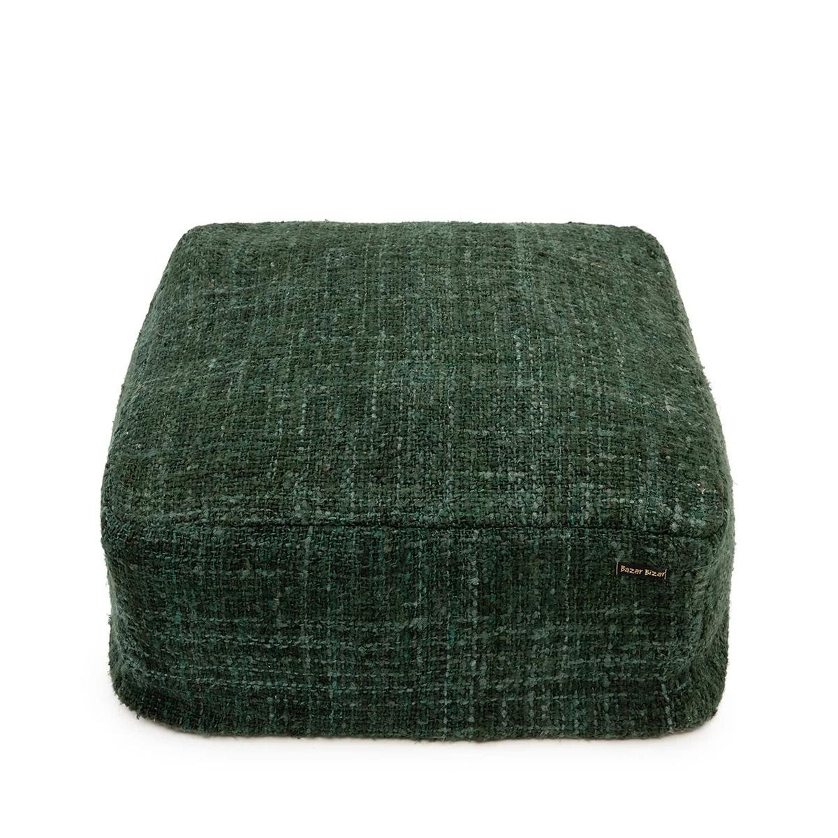 Pouf de sol en coton tissé main vert forêt, vue de trois-quarts, forme carrée basse, texture chinée artisanale, fond neutre.