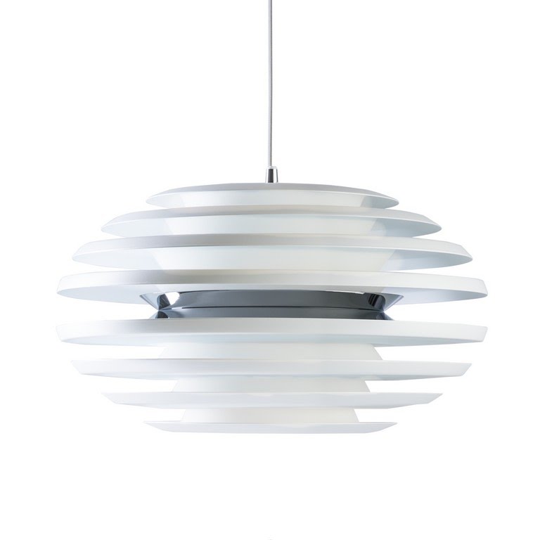 Suspension blanche à lamelles d'acier laqué empilées et anneau central chromé poli, vue d'ensemble sur fond blanc