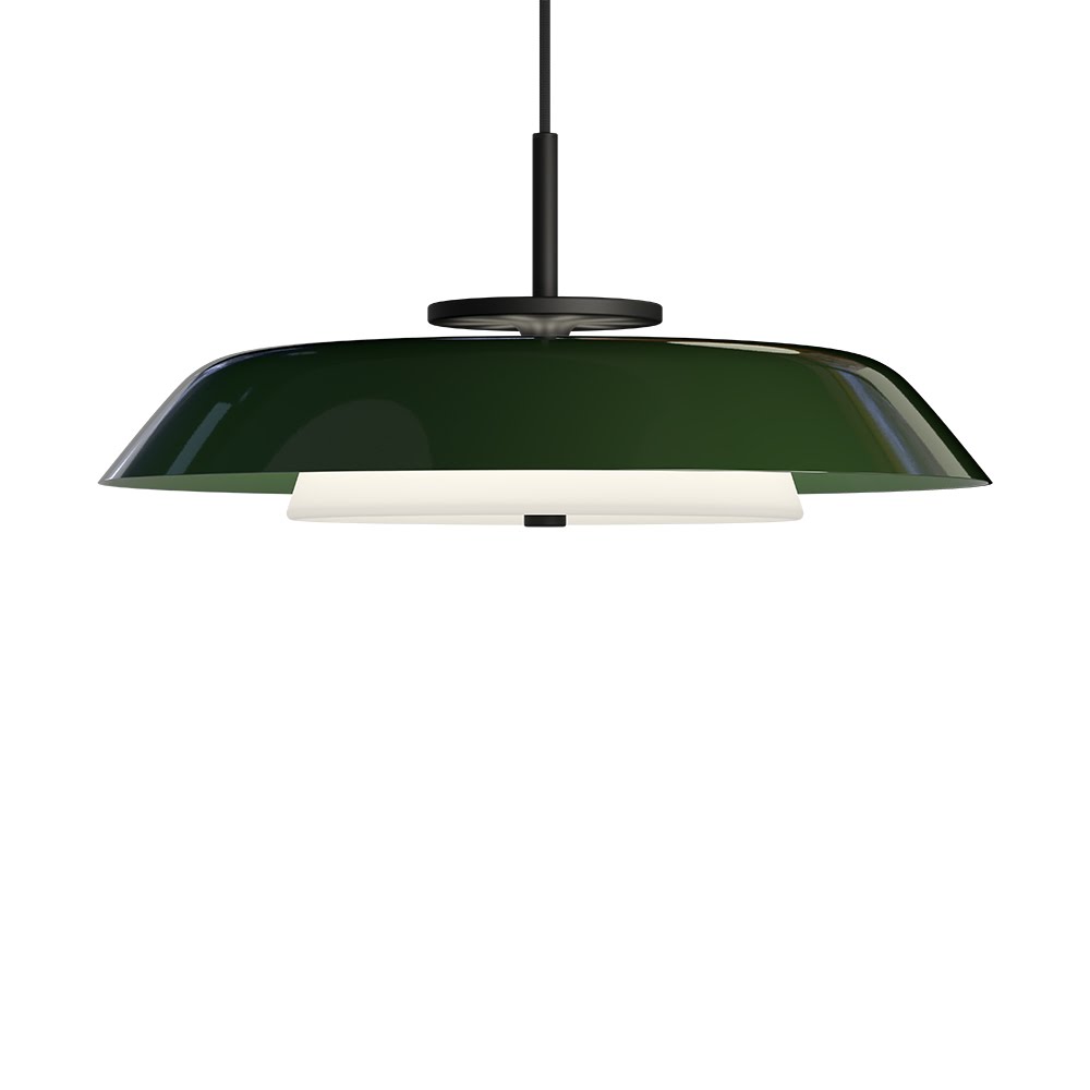 Suspension à capot disque en acier laqué vert forêt glossy et diffuseur en verre opalin blanc, tige noire, fond neutre