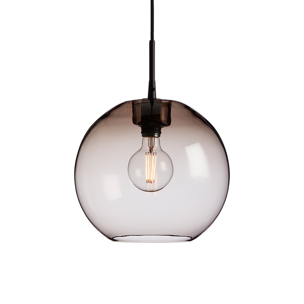 Suspension globe en verre soufflé fumé brun-rosé, ampoule à filament visible, vue d'ensemble sur fond blanc neutre