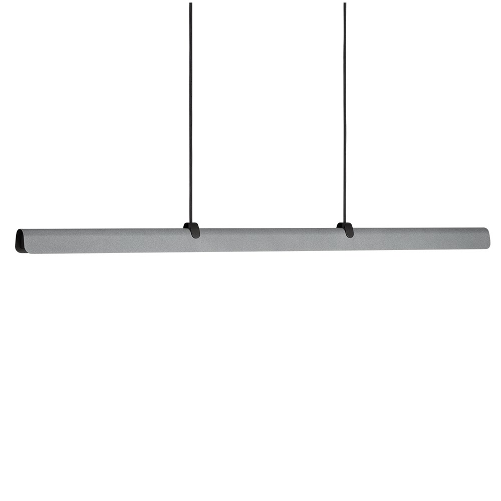 Suspension linéaire en béton gris à profil plié et embouts anthracite mat, vue d'ensemble sur fond blanc neutre