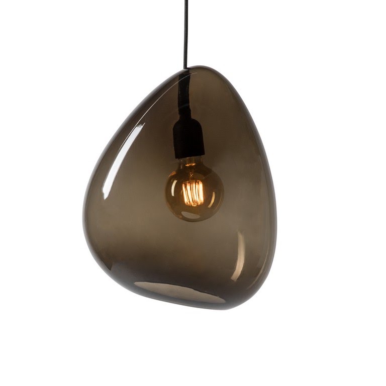 Suspension en verre soufflé fumé brun-bronze de forme organique, douille et câble noir mat, ampoule allumée sur fond clair