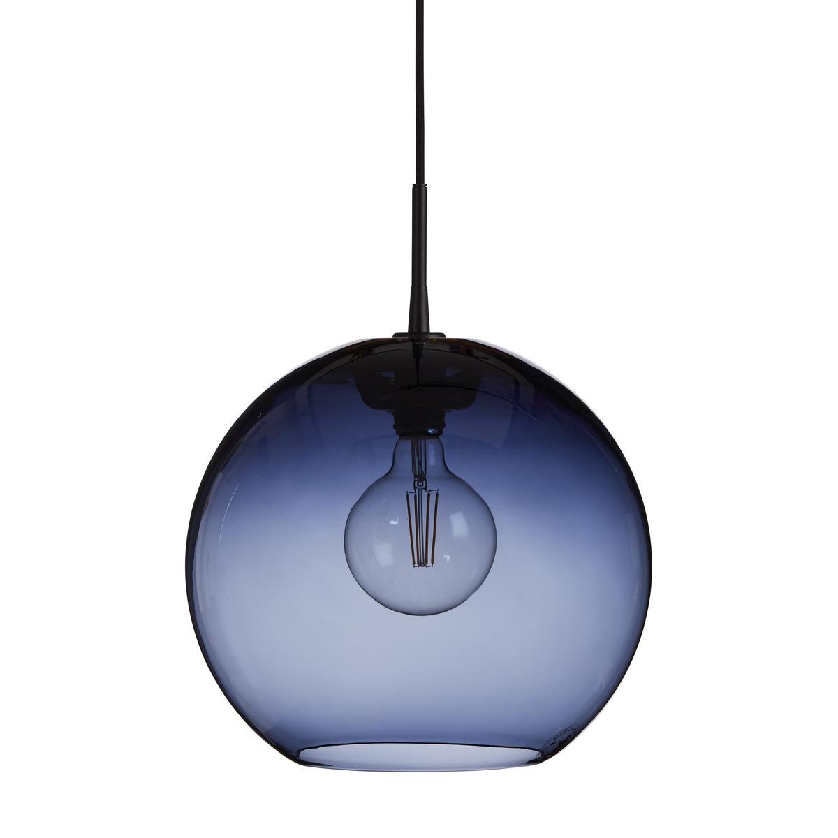 Suspension verre soufflé bleu en globe sphérique dégradé du bleu nuit au bleu pétrole, ampoule visible, fond neutre