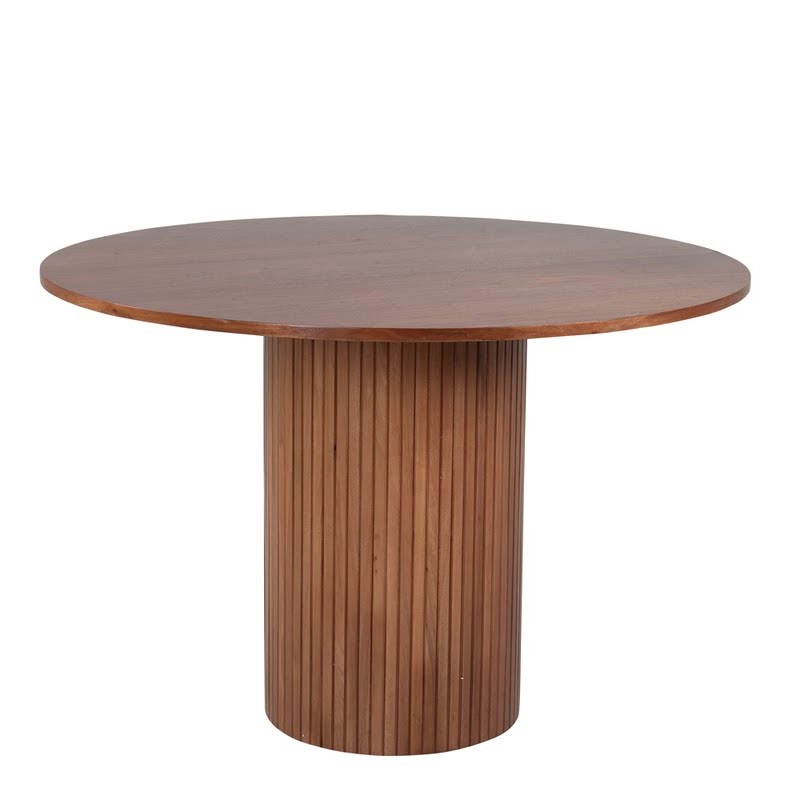 Table ronde placage noyer chaud, plateau fin sur base cylindrique cannelée, vue d'ensemble sur fond blanc.