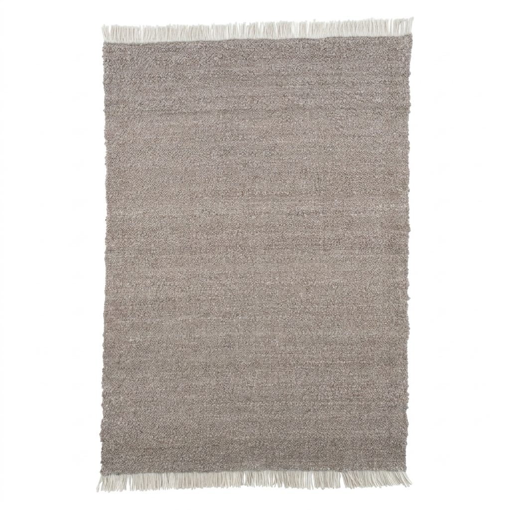 Tapis laine tissée main greige bouclée, vue de dessus sur fond blanc, franges écrues sur les deux côtés courts