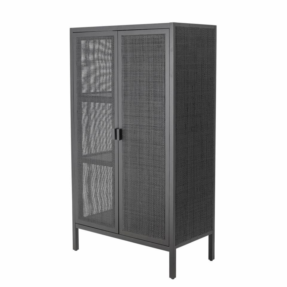 Armoire haute en acajou massif noir mat et rotin tressé sombre, trois-quarts sur fond neutre, structure et pieds laqués.