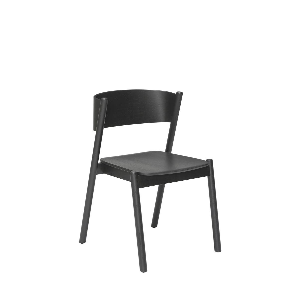 Chaise de salle à manger en chêne laqué noir, dossier courbé en arc et assise carrée, vue de trois-quarts sur fond neutre