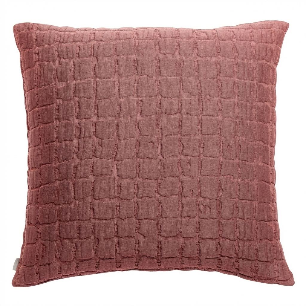 Coussin coton stonewashed terracotta vu de face, carré 45 × 45 cm, relief en grille organique sur fond neutre clair.