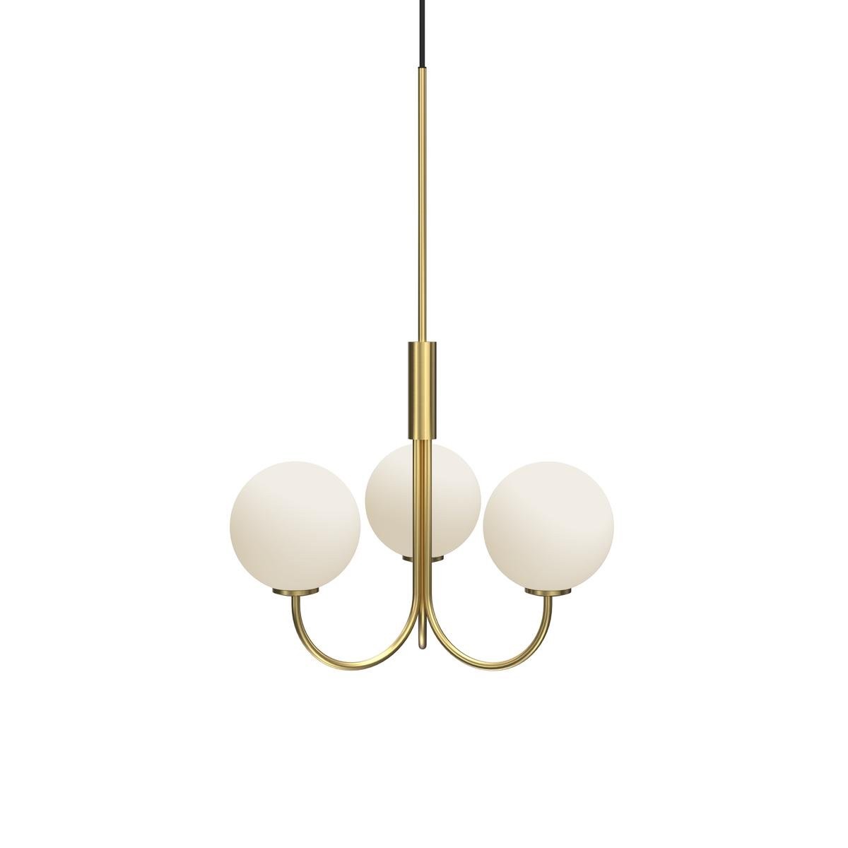 Lustre trois globes opalin sur structure laiton satiné, trois bras arqués et tige verticale, fond neutre uni
